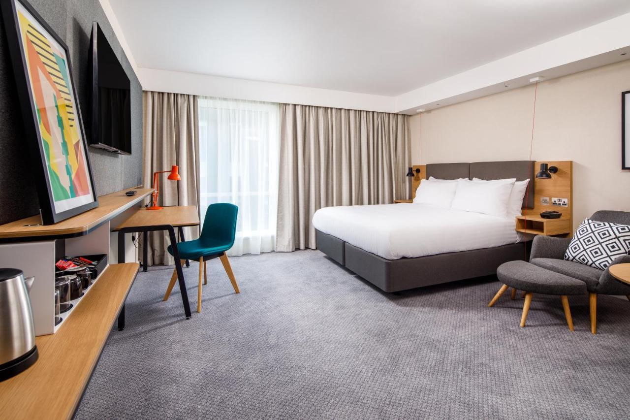 Habitación con cama grande adaptada para personas de movilidad reducida