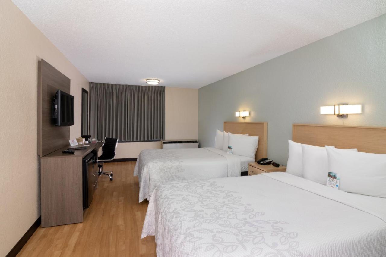 Deluxe Room Two Double Beds Smoke