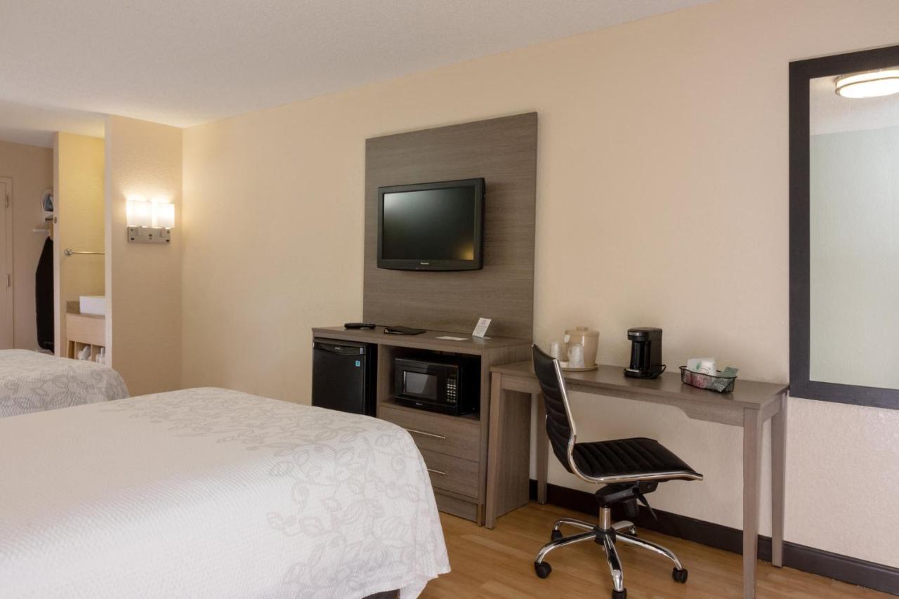 Deluxe Room Two Double Beds Smoke