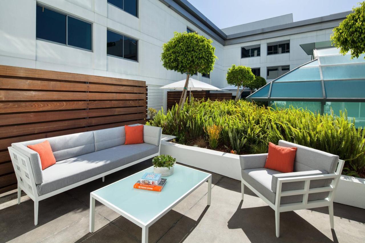 Zimmer mit Terrasse, Kingsize-Bett und Gartenblick