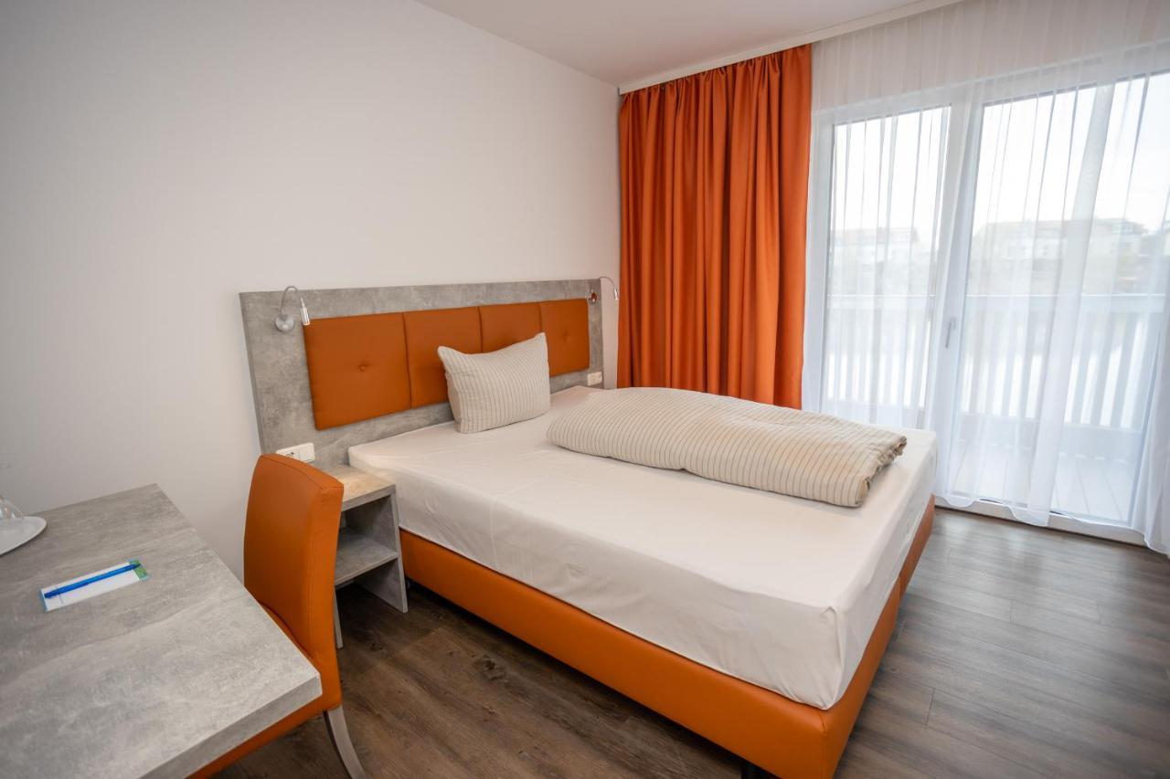 Zimmer mit Kingsize-Bett