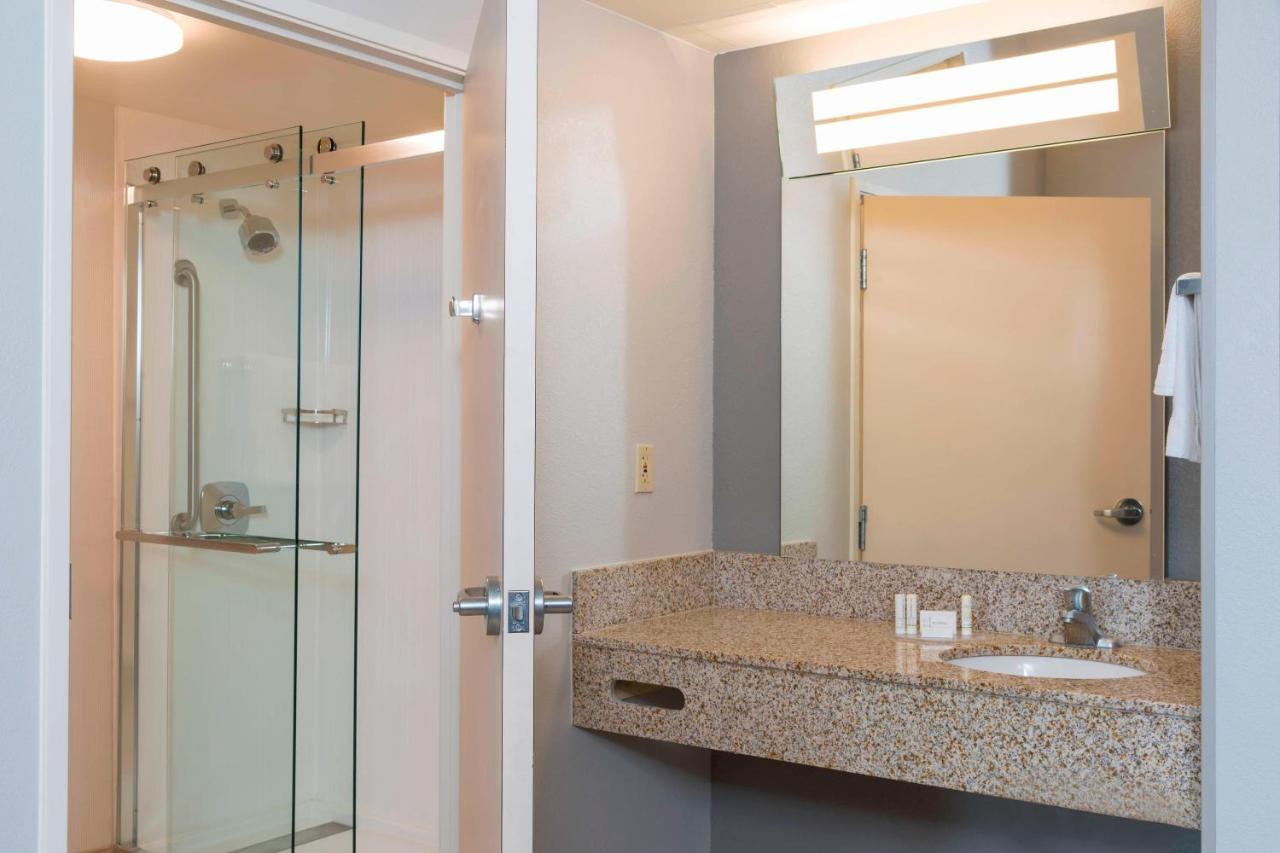 King Room with Bathtub - Mobility Access