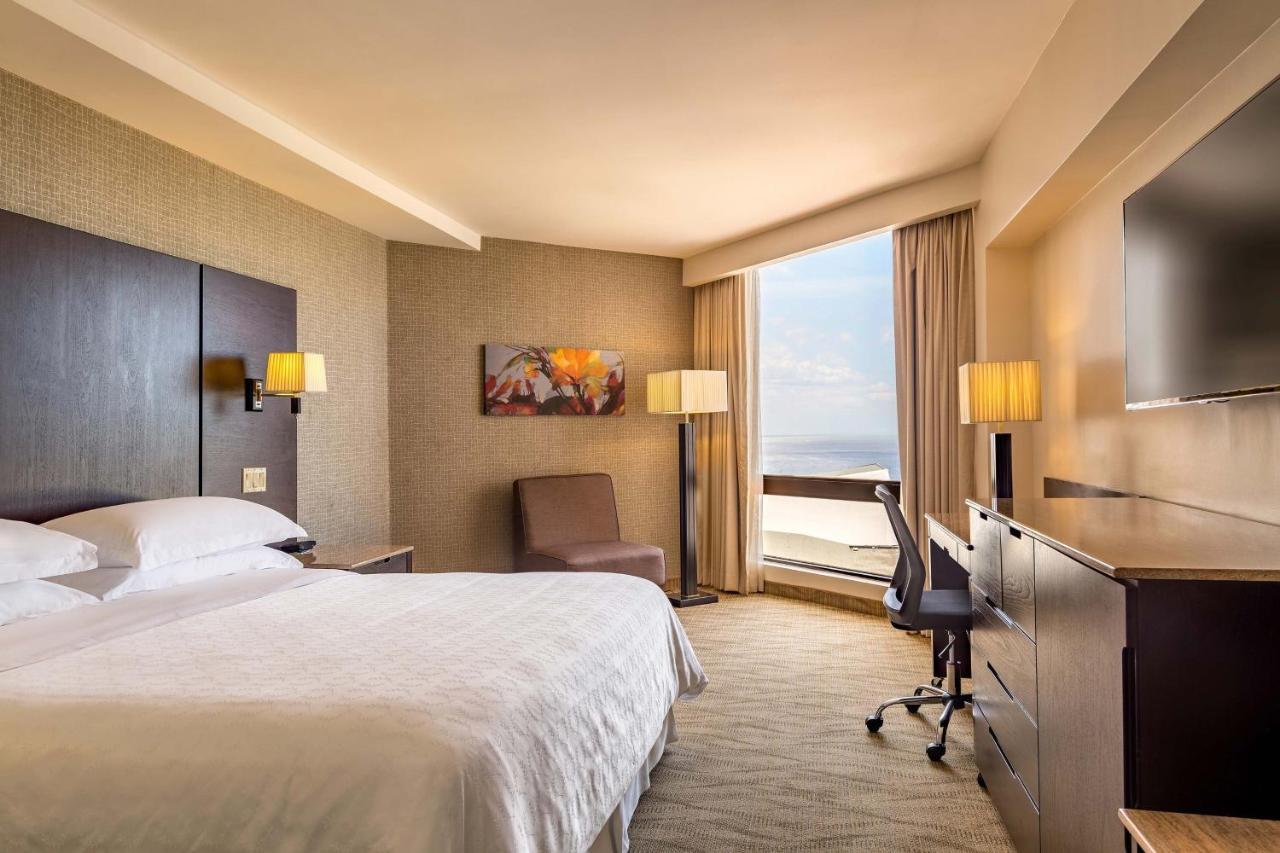 Club, Club level, Guest room, 1 King, City view