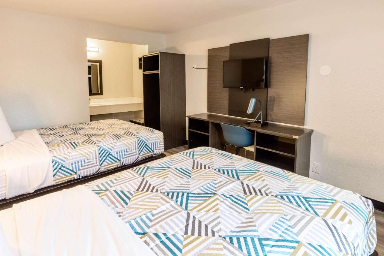 2 Full Beds Non-Smoking Microwave or Fridge Flat screen TV