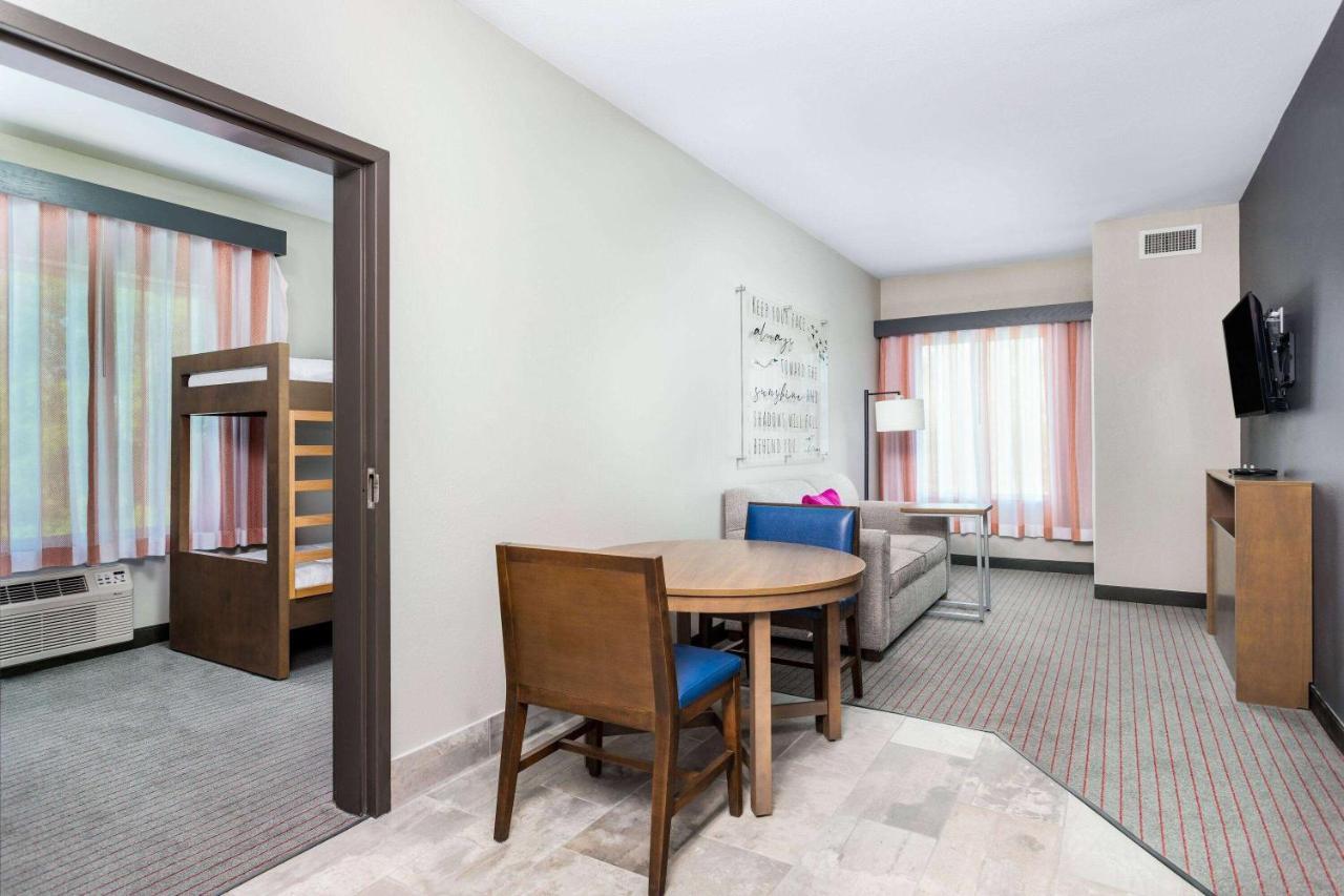 Family Suite One Twin Two Queen Beds Non-Smoking