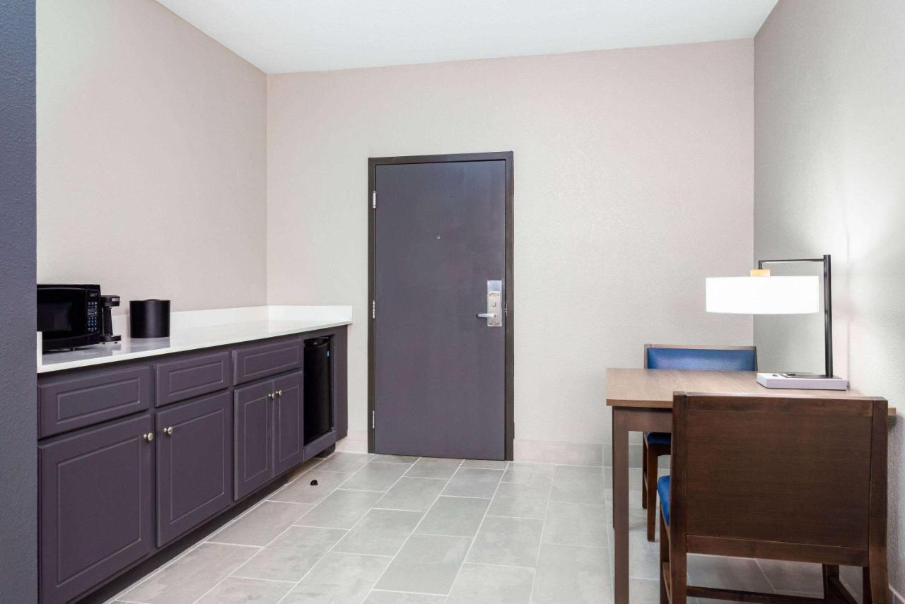 One-Bedroom Suite Two Queen Beds Non-Smoking