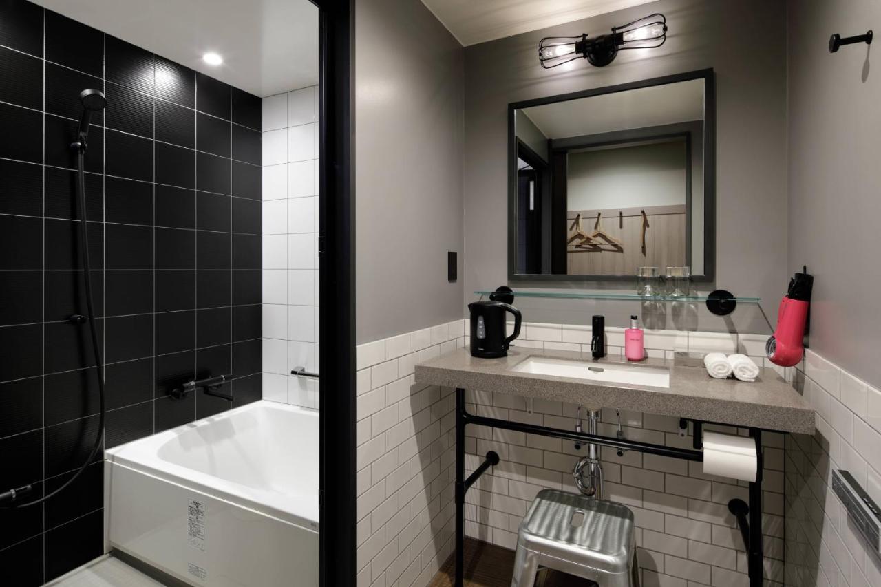 Larger Guest room 1 Queen City view