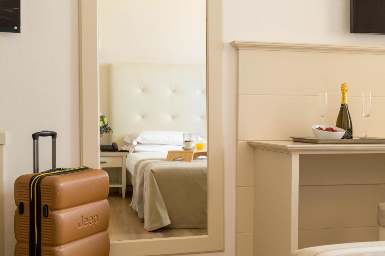 Double or Twin Room Side Sea View