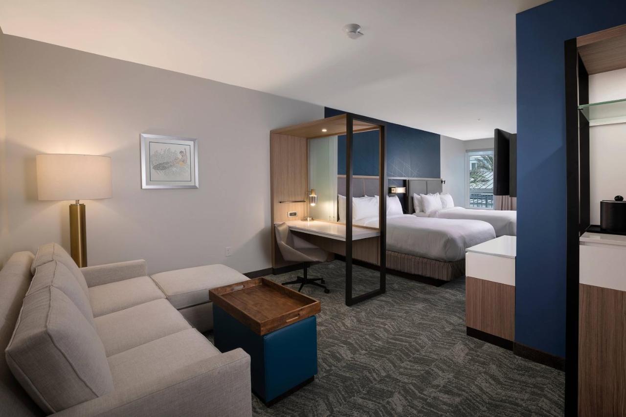 Studio with Two Queen Beds, Partial Ocean View, Bathtub, Sofa Bed and Balcony - Mobility Access