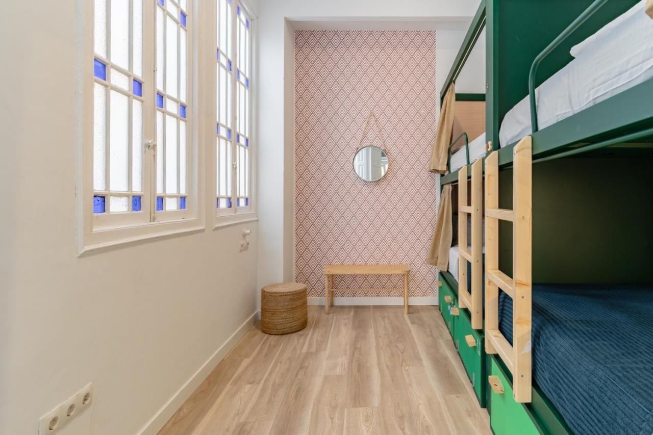 Bed Deluxe 8-Bed Mixed Dormitory Room