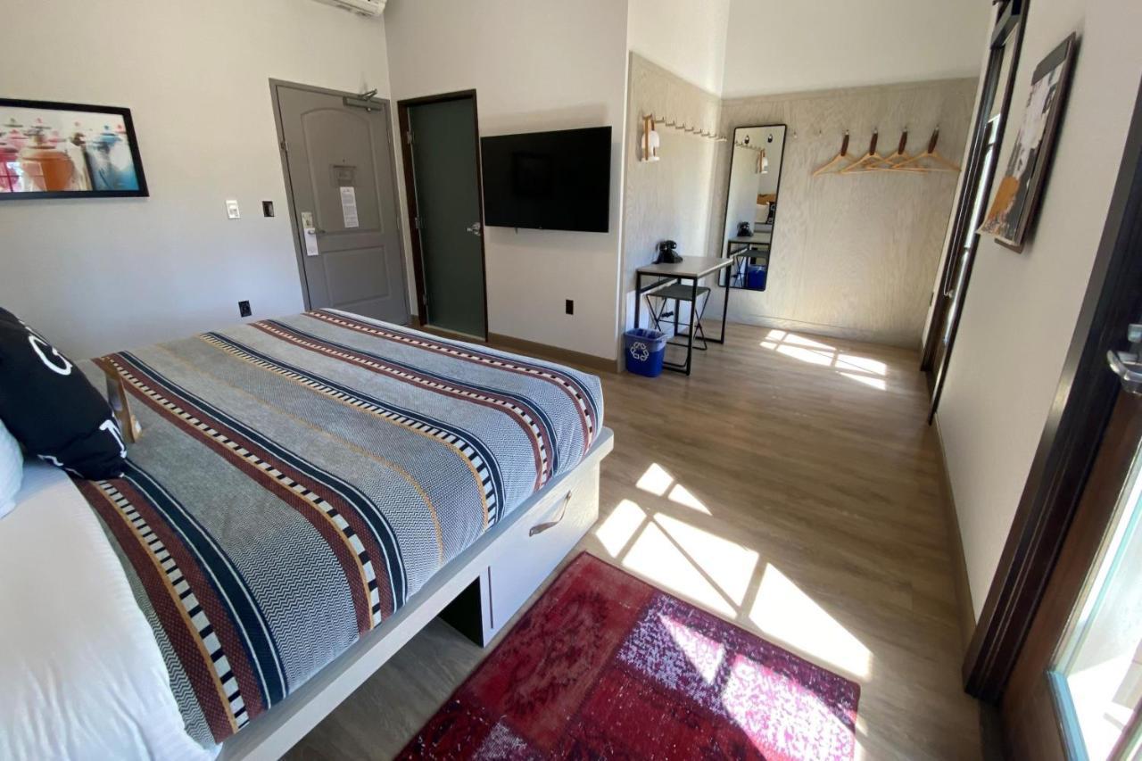 ROOMY KING – 250 SQF, Guest Room