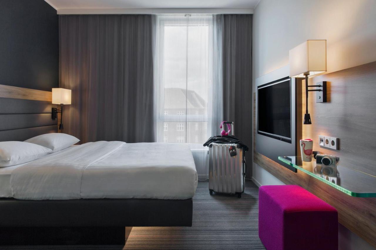 Moxy Queen Sleeper Room City View