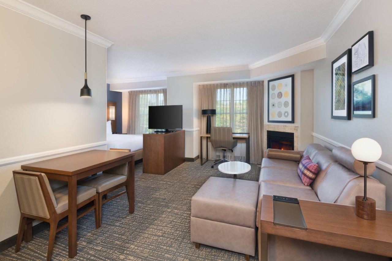 Queen Suite with Fireplace