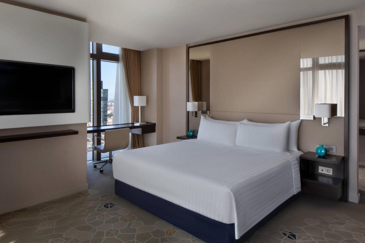 Deluxe King Room City View