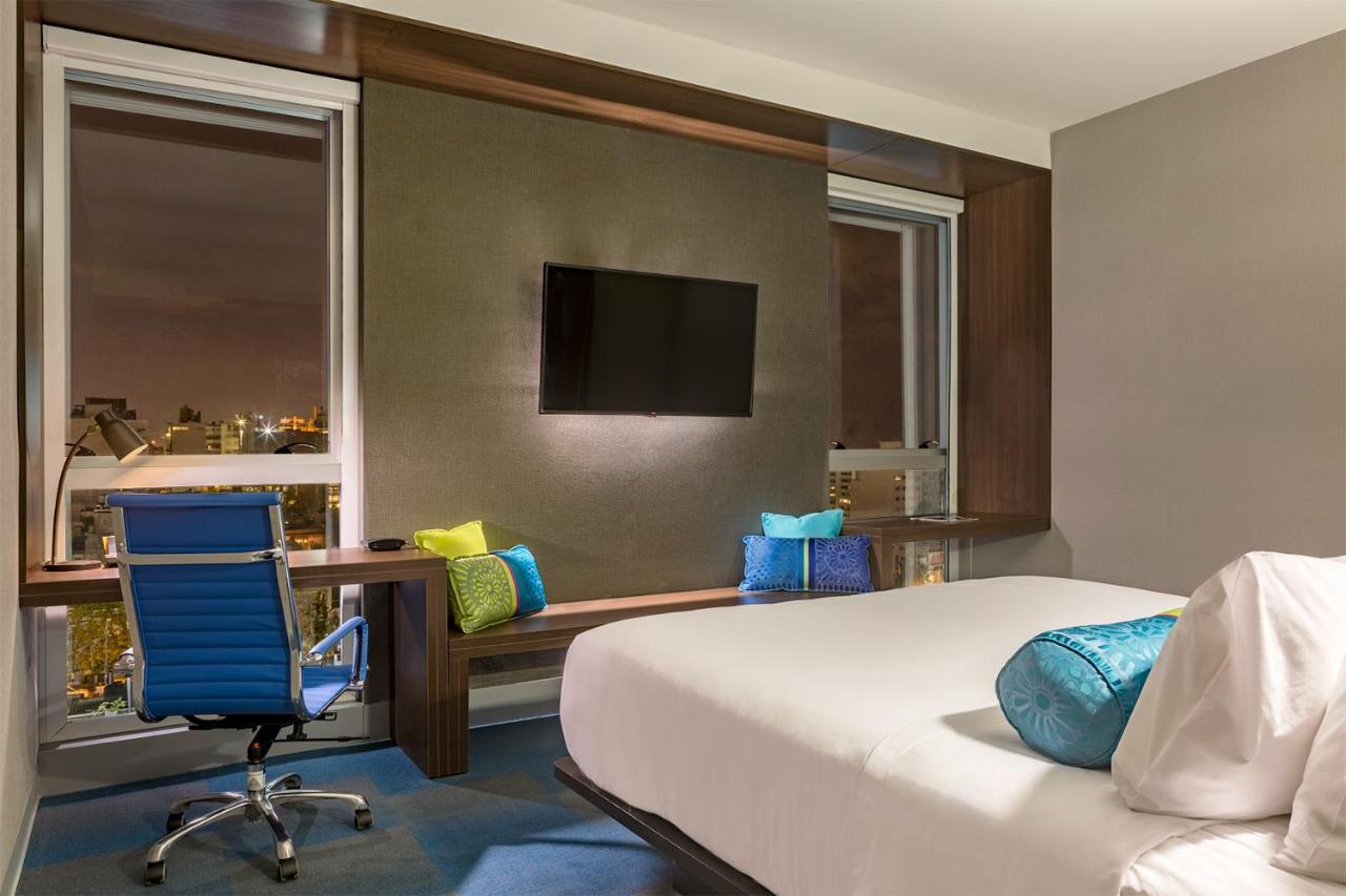 Quarto ALOFT com Cama King-size e Vista da Cidade