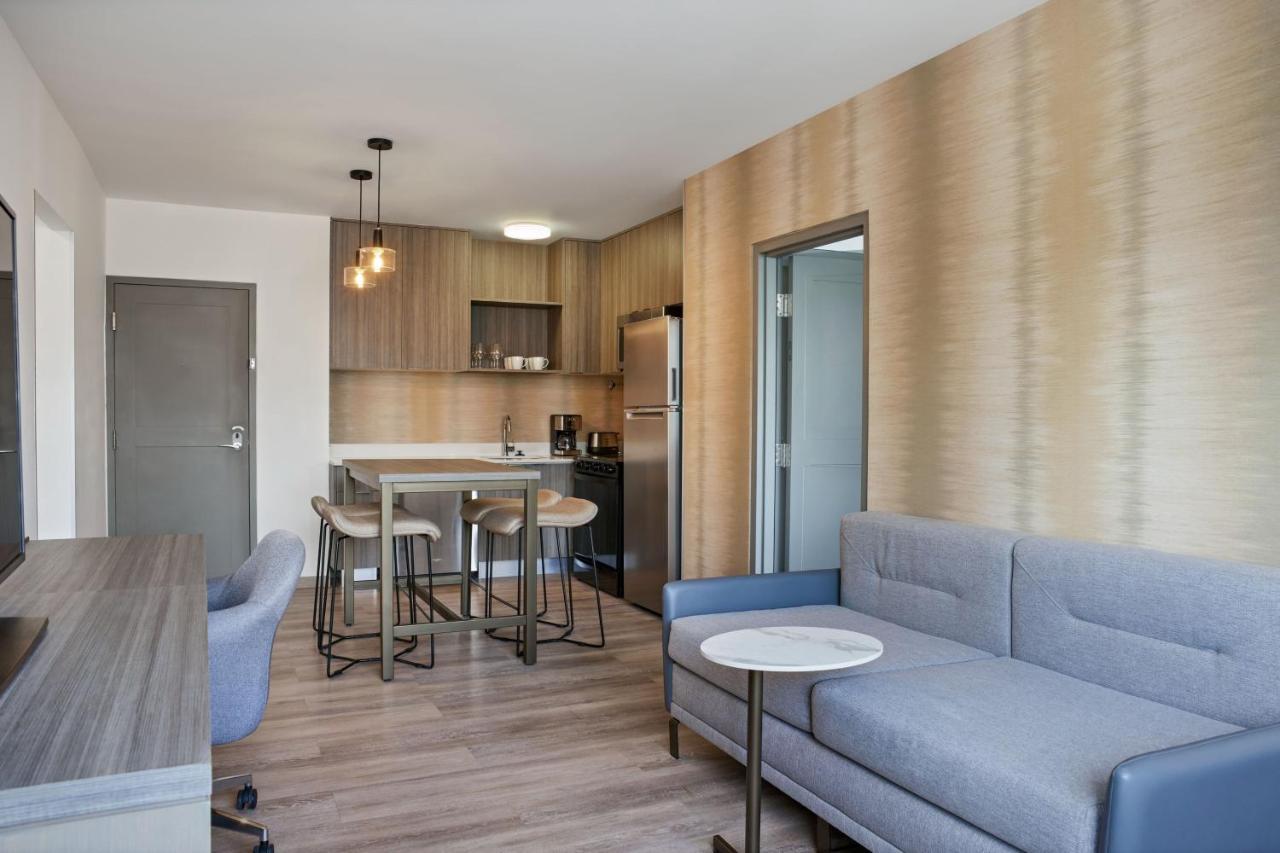Two-Bedroom Suite with Balcony and Partial Golf View,1395427922:JPEG
