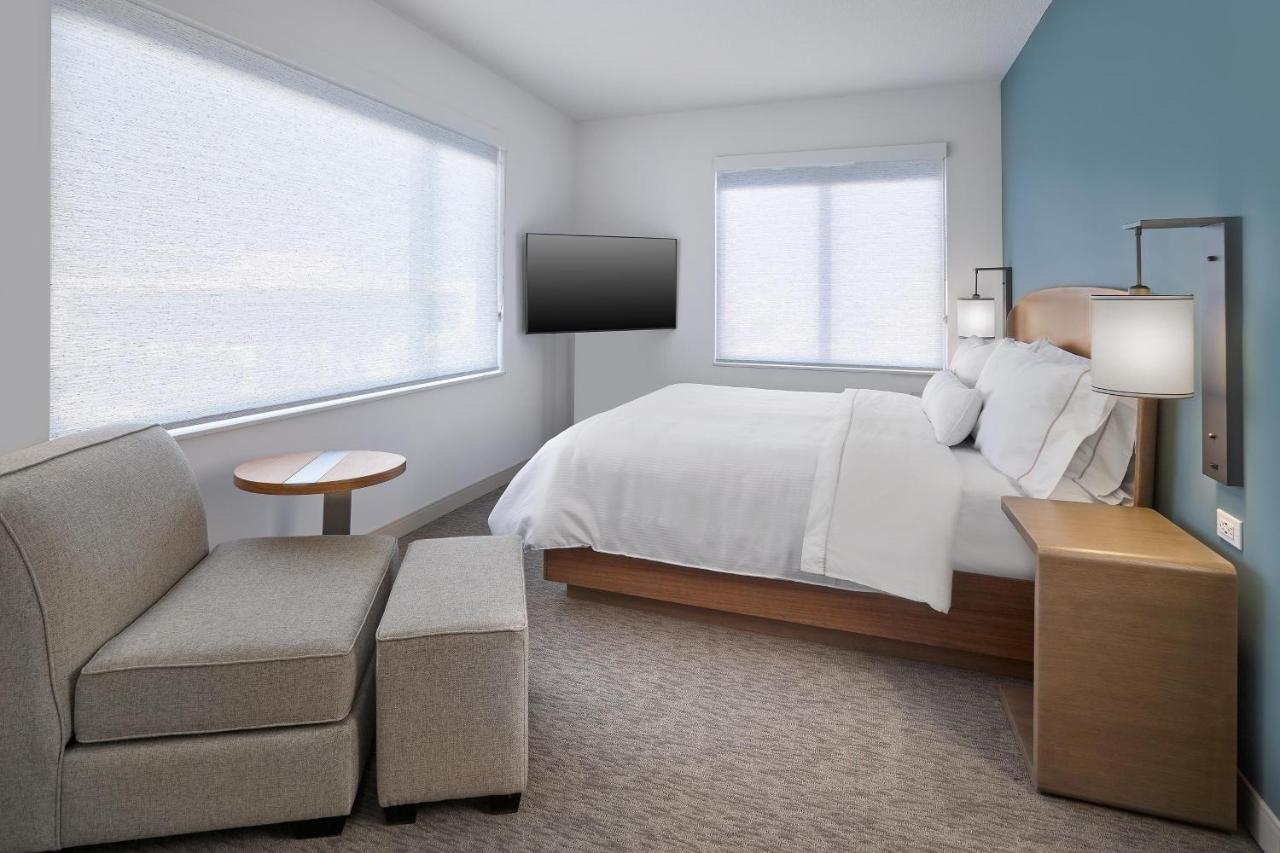 Executive Suite 1 King Alternate bed sofa bed