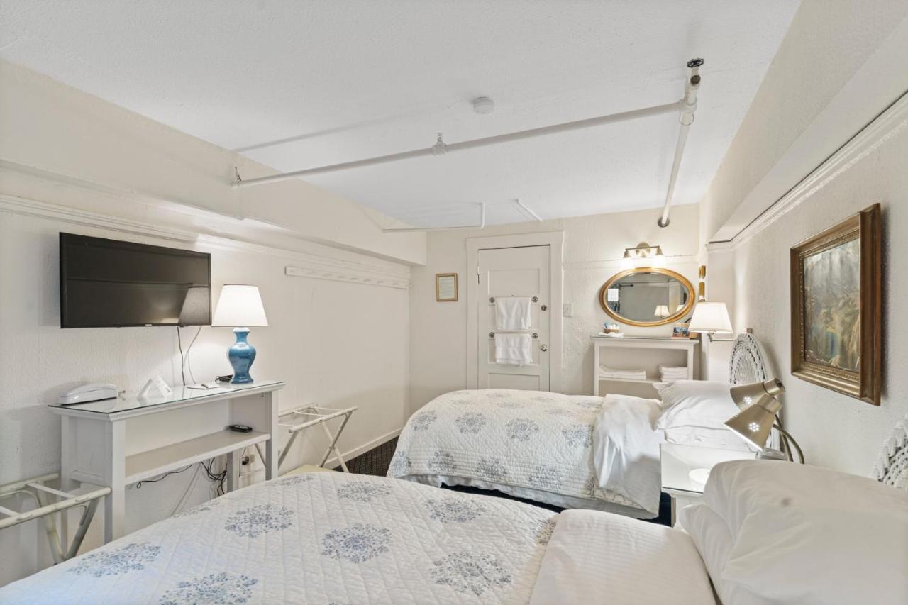 Quadruple Room with Shared Bathroom