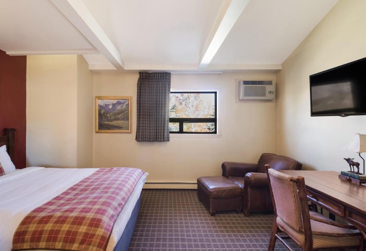 Classic Room 1 Queen Bed