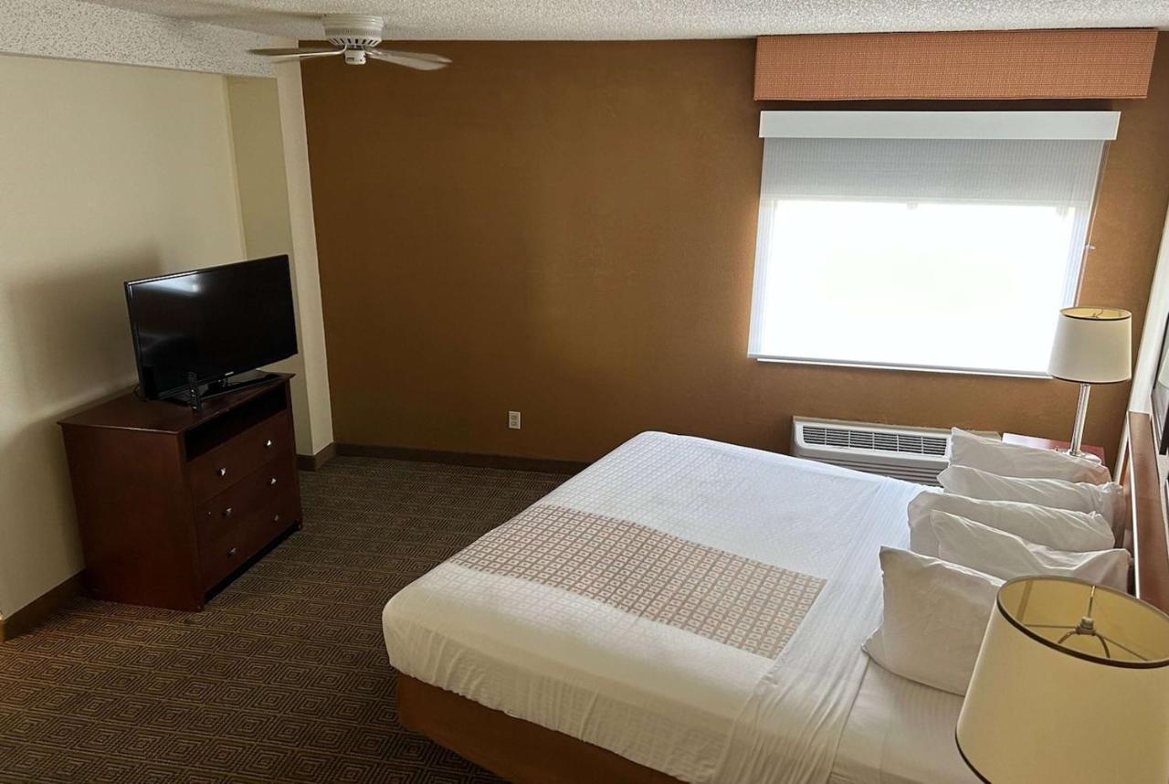 One-Bedroom King Suite - Non-Smoking