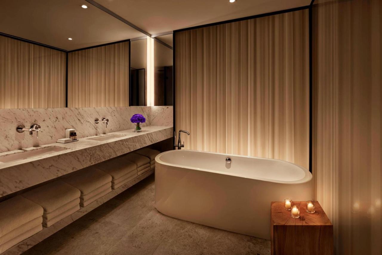 Deluxe Zimmer mit Kingsize-Bett, Meerblick und Balkon