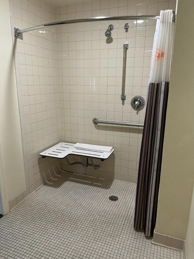Double Room Bath Tub Mobility or Hearing Accessible or Non-Smoking