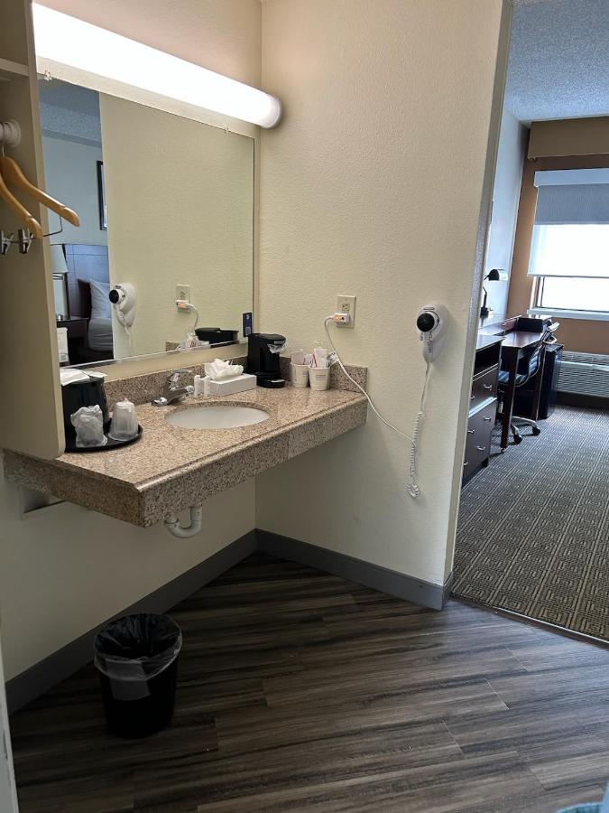 Double Room Bath Tub Mobility or Hearing Accessible or Non-Smoking