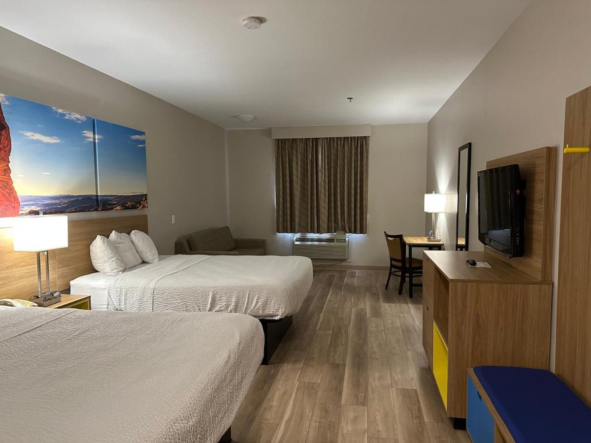 Deluxe Queen Room Two Queen Beds Non-Smoking