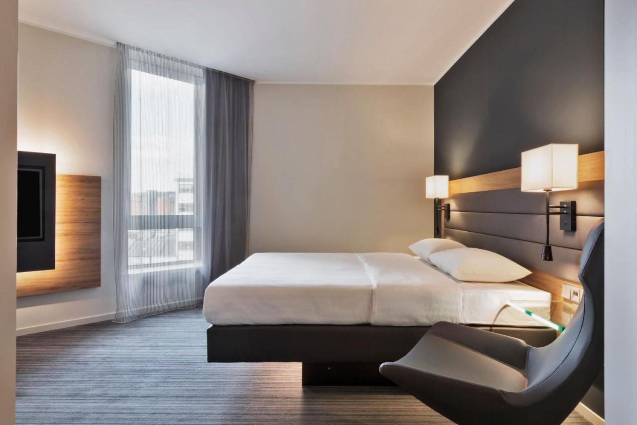 Moxy Queen Sleeper Room City View