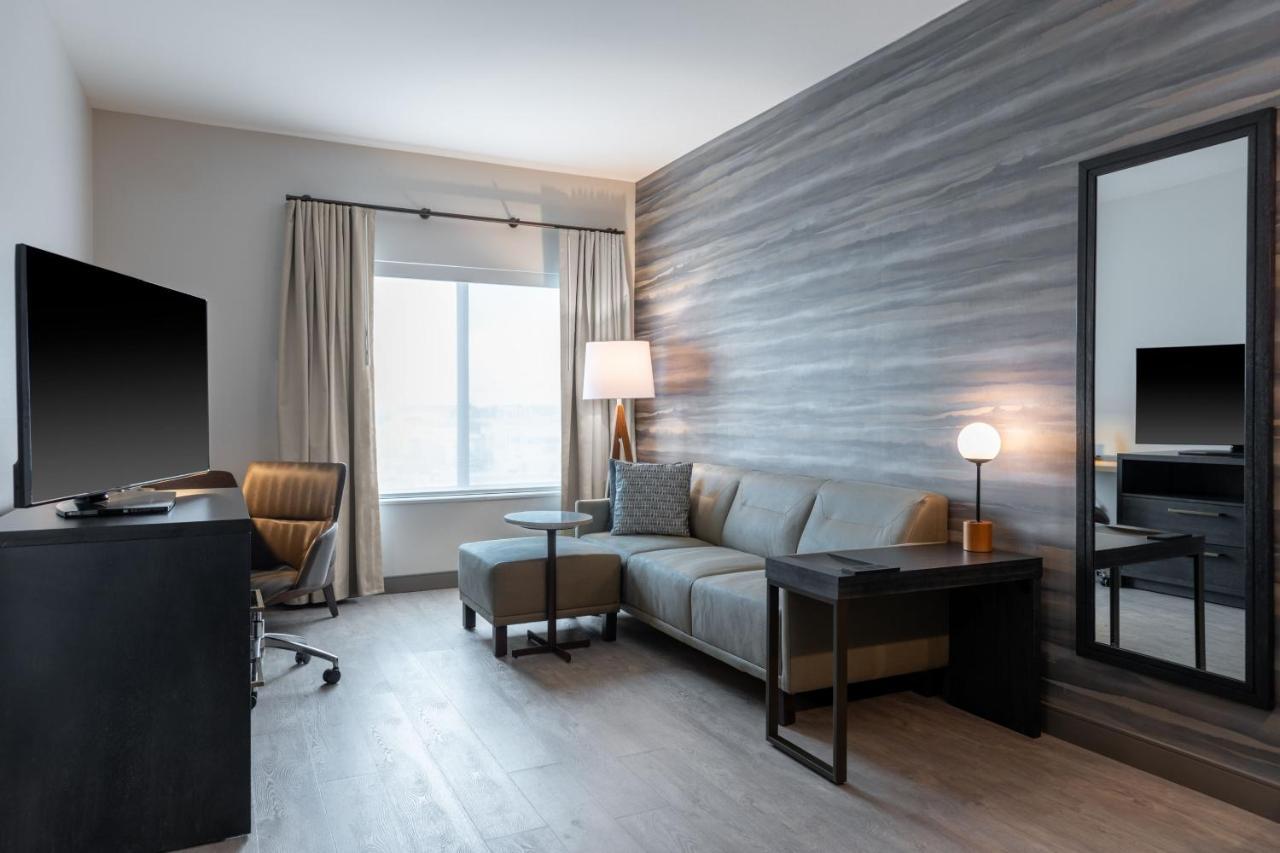 One-Bedroom Queen Suite