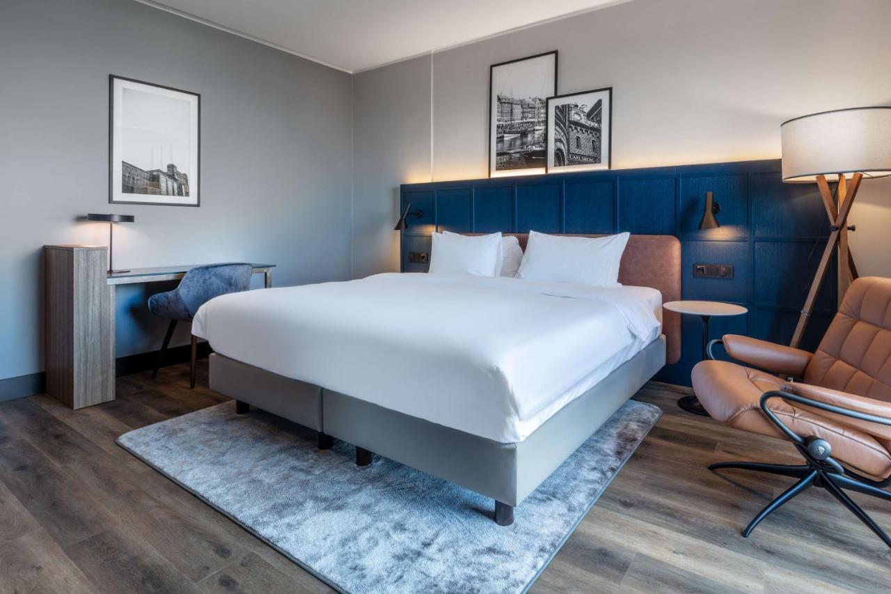 Suite with Skyline and Lake View,1398948215:JPEG