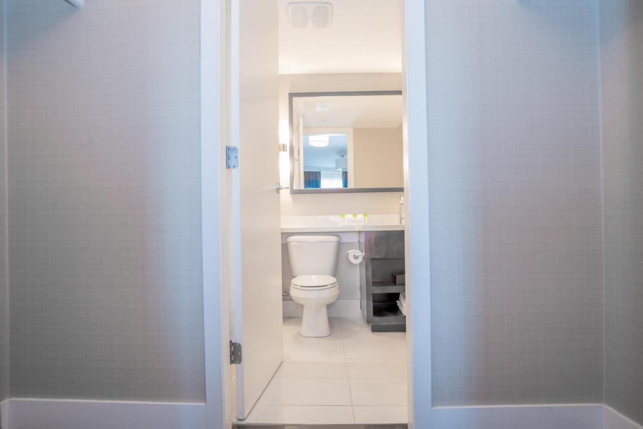 Grand Suite 1 King Bed Kitchenette Sitting Area