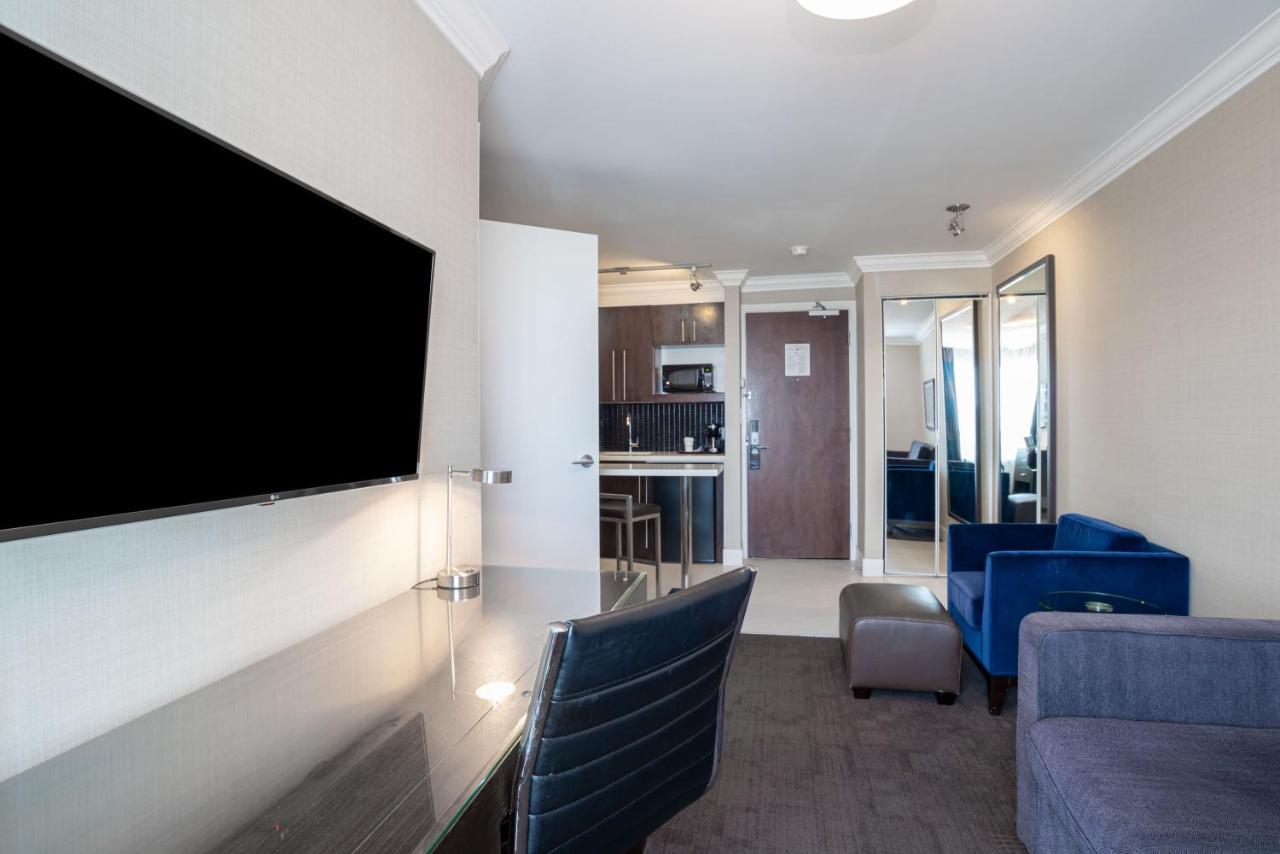 Grand Suite 1 King Bed Kitchenette Sitting Area