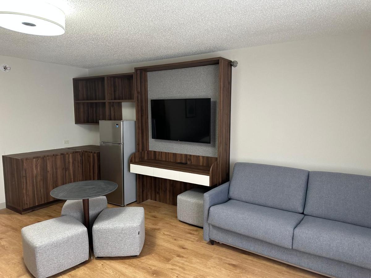 Suite Two Queen Beds Non-Smoking