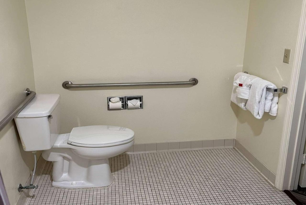 Double Room Bath Tub Mobility or Hearing Accessible or Non-Smoking