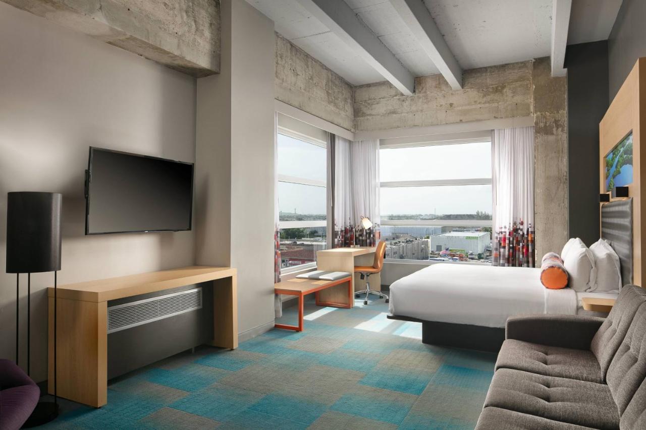 Quarto Maior Arejado de Canto com 1 Cama King-size em Andar Alto