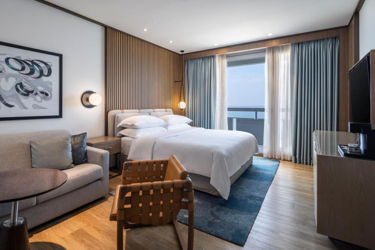 Deluxe Queen Room Balcony Seafront