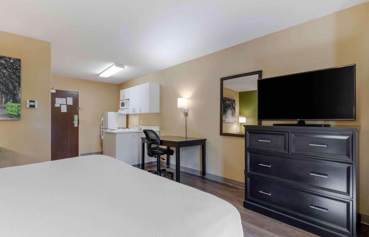 Deluxe studio 1 Queen Bed Non-Smoking