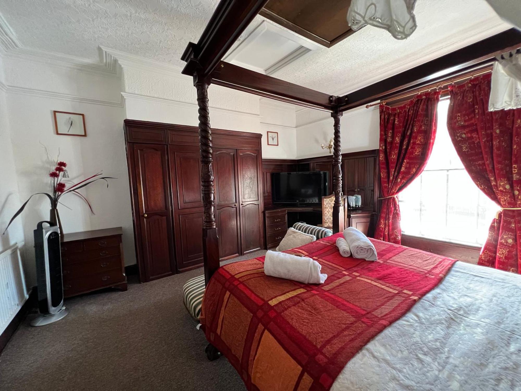 Double Room Four Poster Bed