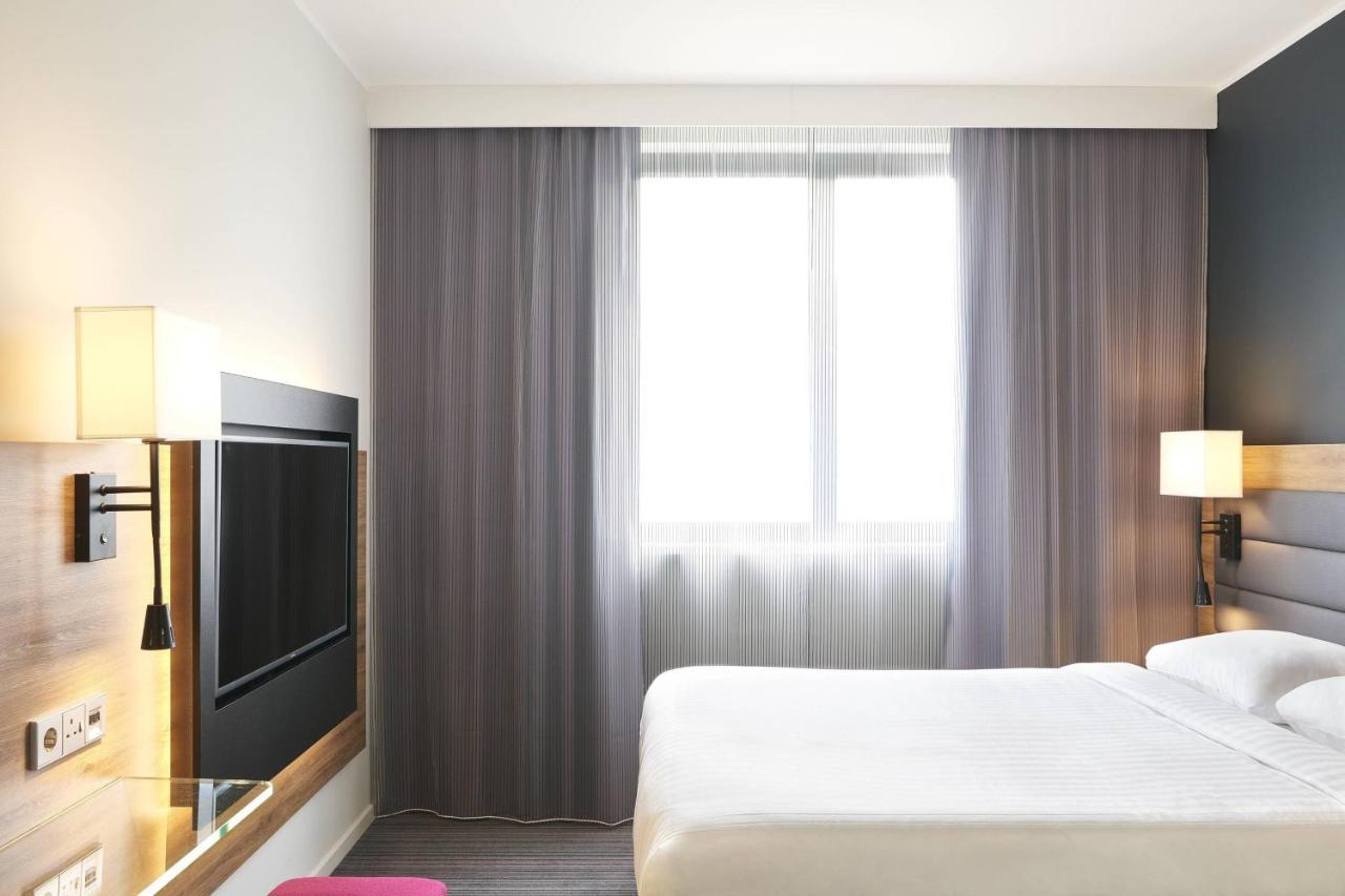 Moxy Queen Room