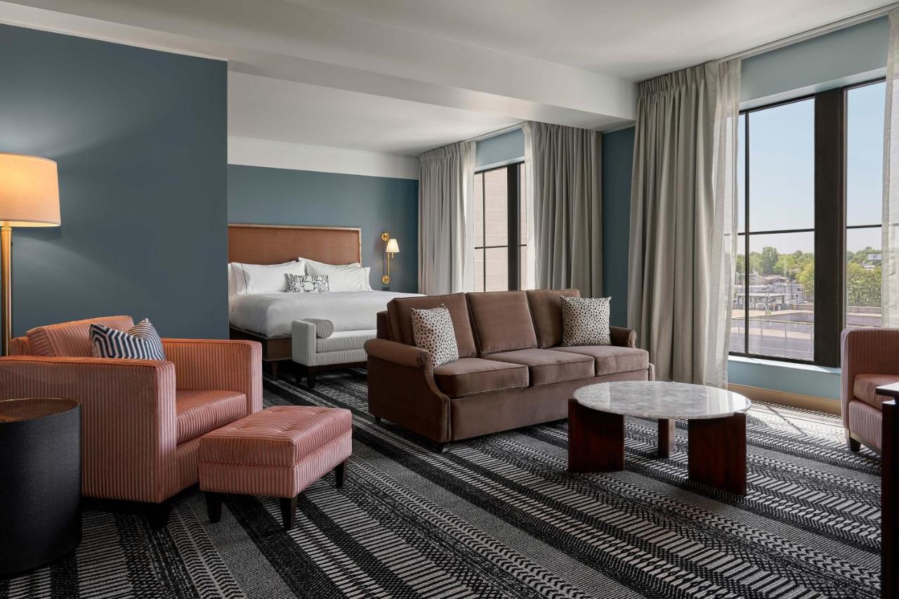 Junior Suite with 1 King, Alternate bed: sofa bed