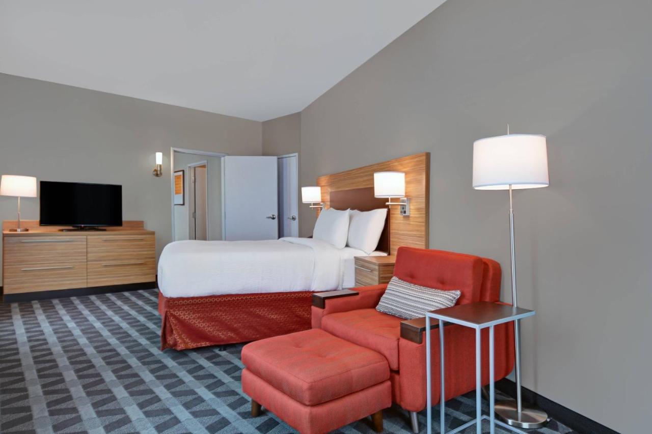 1 Bedroom Suite 1 Queen Sofa bed