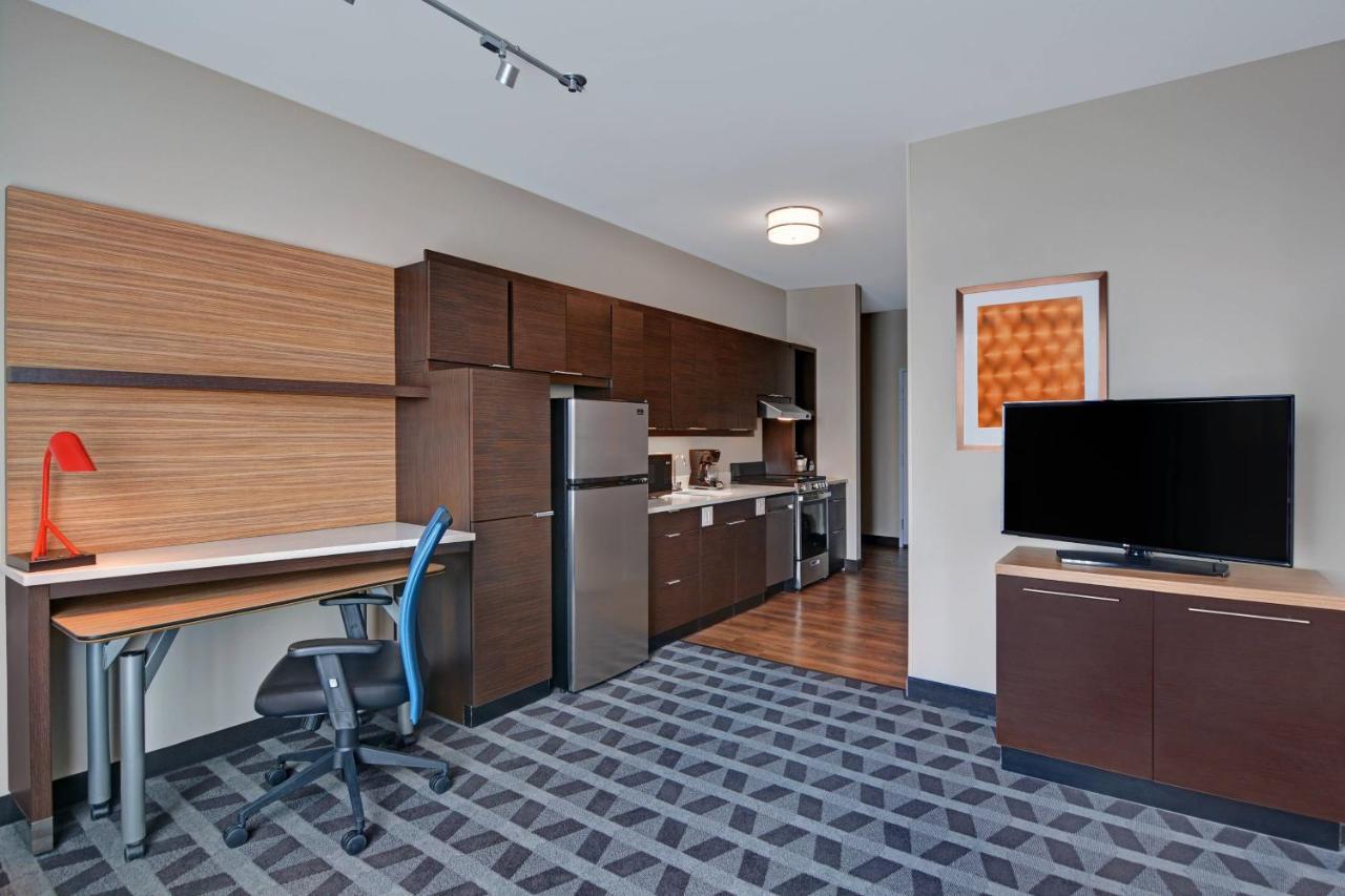 1 Bedroom Suite 1 Queen Sofa bed