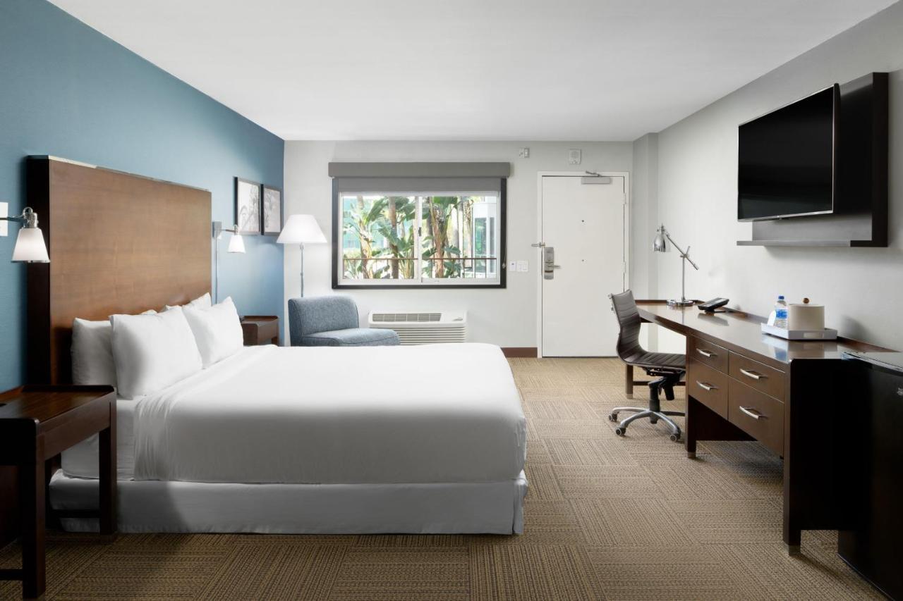 Habitación con cama extragrande, sofá cama, vistas a la ciudad - Adaptada para personas con movilidad reducida y discapacidad auditiva, con ducha accesible en silla de ruedas