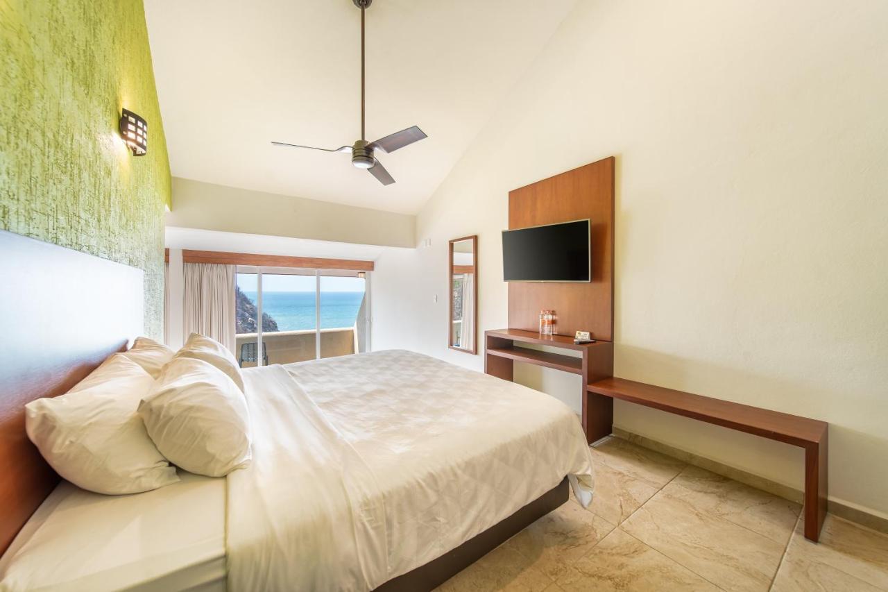 Habitación con cama extragrande y vistas al mar