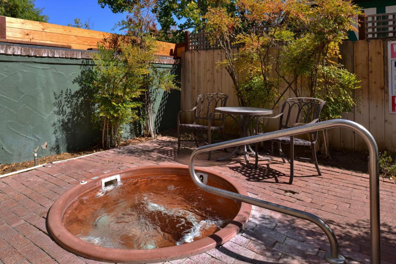 Cottage 1 with Fireplace and Private Jacuzzi