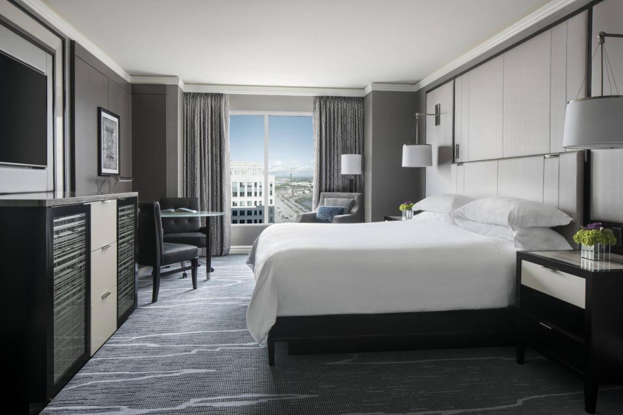 Club lounge access, Guest room, 1 King Bed, City view