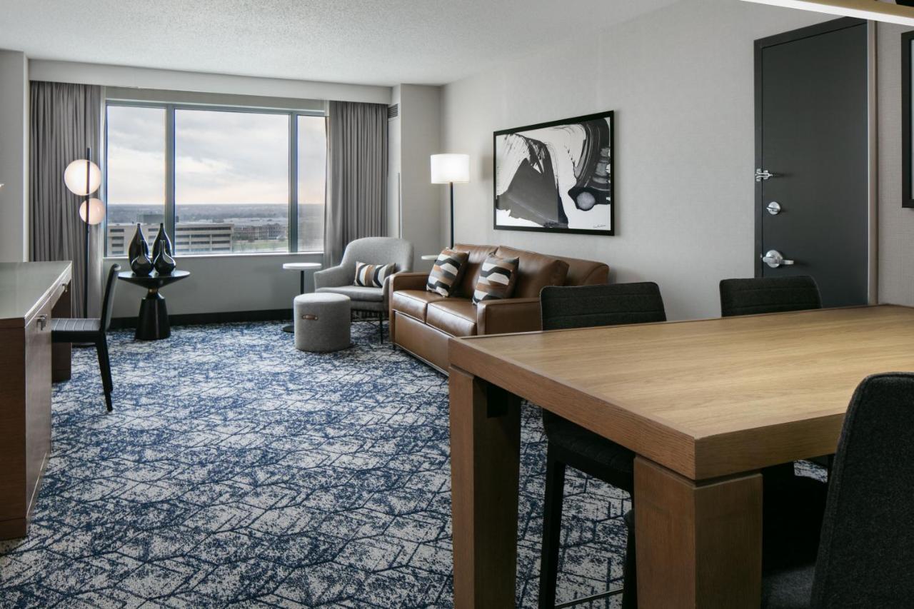 Club level, Junior Suite, 1 King, Sofa bed