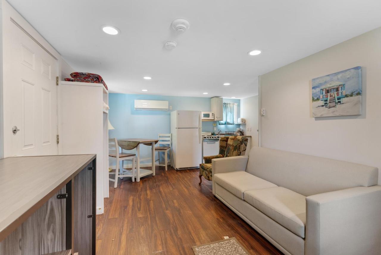 One-Bedroom Queen Suite