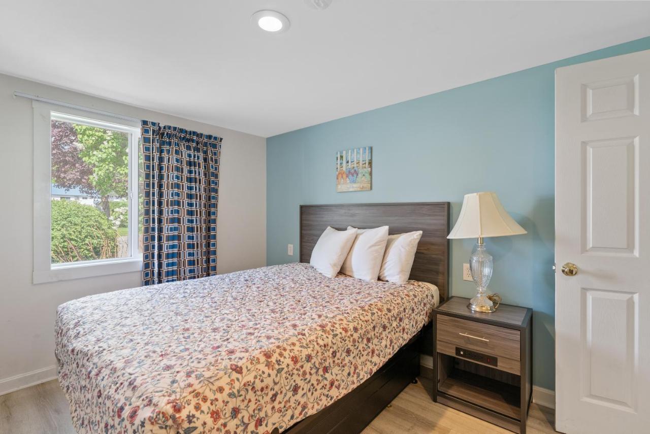 One-Bedroom Queen Suite